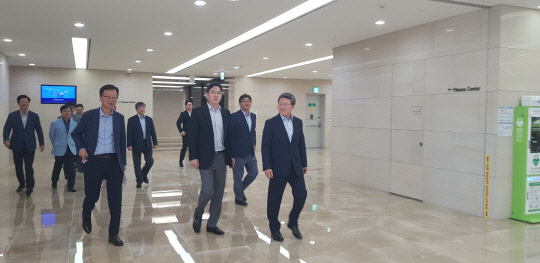 이재용 삼성전자 부회장(앞줄 왼쪽 두번째)이 24일 서울 상일동 삼성물산 건설 부문 사옥에 방문해 주요 경영진과 비공개 간담회를 하기 위해 이동하고 있다. <출처=삼성물산 블라인드>
